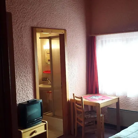 Restaurant Du Cret Отель Бург-Сен-Пьер